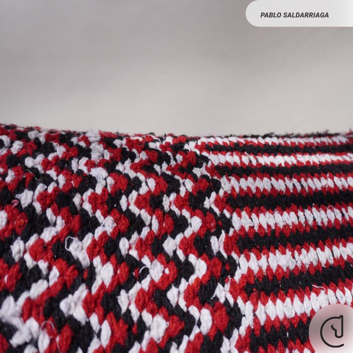 Alfombra – Caballo ecuestre – tejido rojo negro y blanco – 42