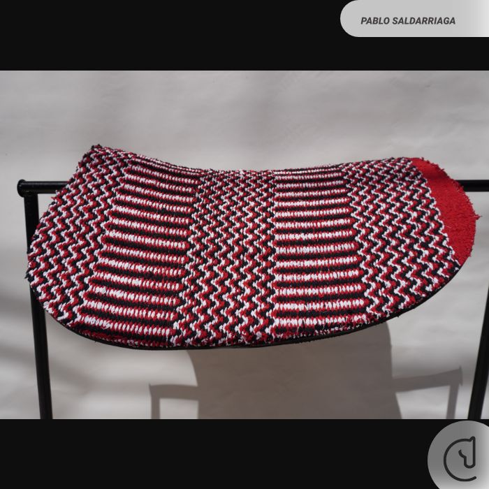 Alfombra – Caballo ecuestre – tejido rojo negro y blanco – 43