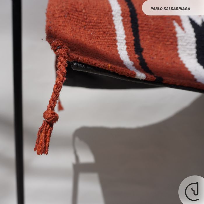 Alfombra – Caballo ecuestre – tejido rojo negro y blanco – 50