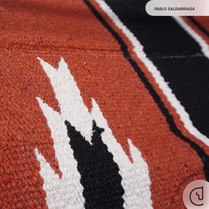 Alfombra – Caballo ecuestre – tejido rojo negro y blanco – 52
